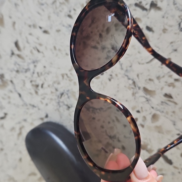 Louis Vuitton Tortoise Shell Sunglasses - Picture 3 of 9